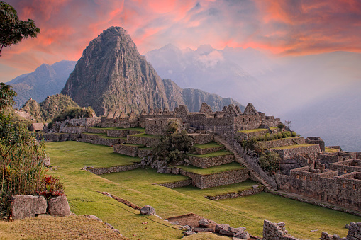 Hermoso entorno del interior de Machu Picchu en un hermoso amanecer de verano, Perú photo