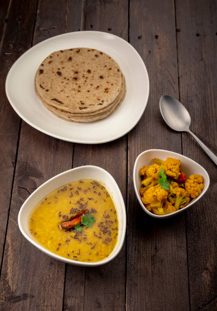 dal, roti et sabzi un repas indien - unleavened bread photos et images de collection