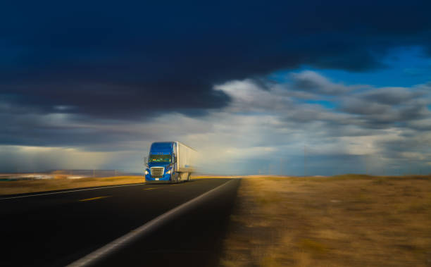 semi-caminhão em alta velocidade em uma única pista estrada eua sob uma paisagem dramática - single lane road road sunset rural scene - fotografias e filmes do acervo