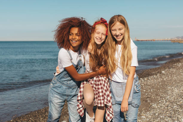 休日に幸せな十代の女の子 - 少女 ストックフォトと画像