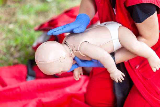 entrenamiento de primeros auxilios para bebés o niños para asfixia - cpr first aid paramedic rescue fotografías e imágenes de stock