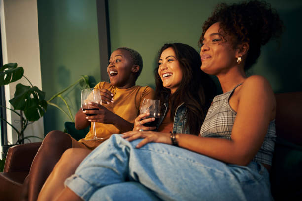 prêt pour un marathon de cinéma - soirée entre filles temps libre photos et images de collection