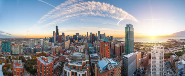 chicago, illinois, ee. uu. paisaje urbano aéreo hacia el lago michigan - chicago skyline antenna panoramic fotografías e imágenes de stock