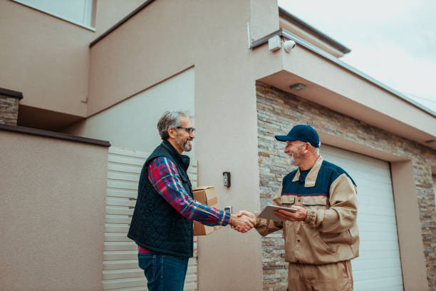 istock Customer receiving a packages from a courier 1289416068
