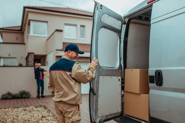 zadowolony klient macha do kuriera - delivery van delivery person messenger men zdjęcia i obrazy z banku zdjęć