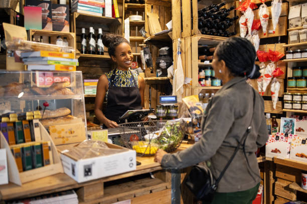 istock Cashier talking with customer in grocery store 1289417164