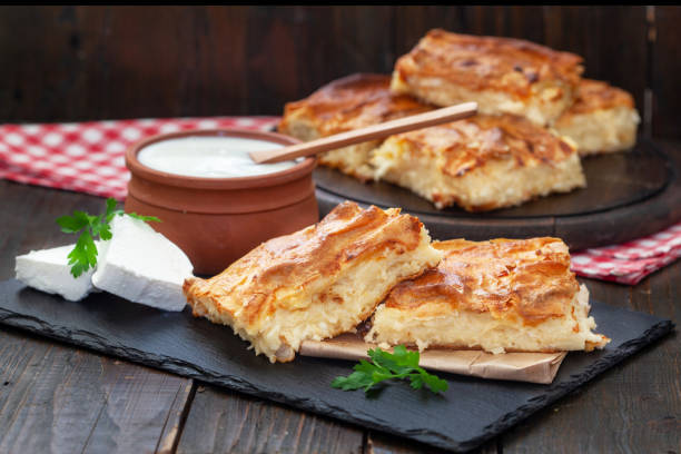 gibanica serbe traditionnel fait maison avec le fromage - greek cuisine greek culture food table photos et images de collection