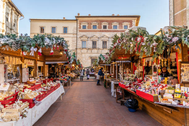 рождественский рынок в монтепулчиано, пьяцца гранде, во время рождества - montepulciano стоковые фото и изображения