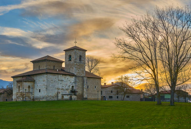 atardecer sobre la iglesia de armentia, vitoria-gasteiz, país vasco - álava fotografías e imágenes de stock