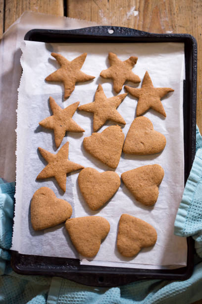 生のロールジンジャーブレッド生地、お祝いの形のクッキーをカット - home made bread ストックフォトと画像