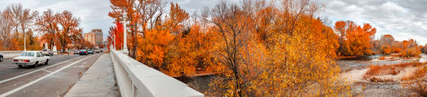 fleuve de boise dans la couleur d’automne - pocatello photos et images de collection