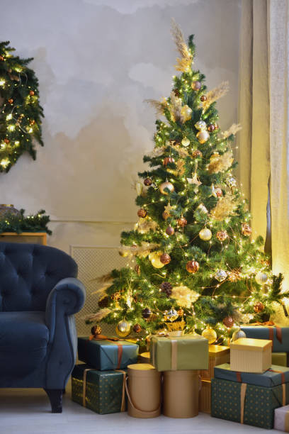 istock Christmas tree with yellow garlands and gifts 1289445151