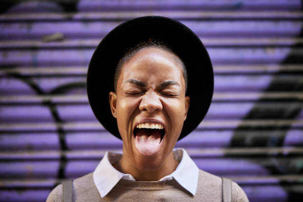 городской портрет выразительной черной женщины, делая лицо - screaming shouting women human mouth стоковые фото и изображения
