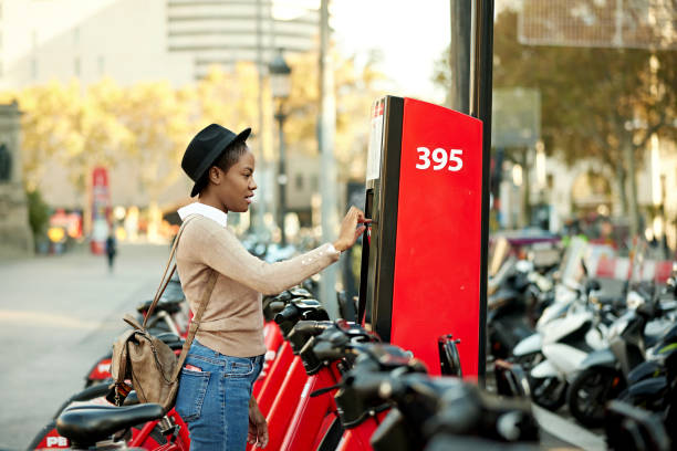 socialmente responsável meio negro dos anos 30 alugando bicicleta - bikeshare - fotografias e filmes do acervo