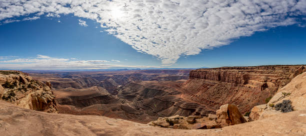 vue au-dessus du canyon de fleuve de san juan dans l’utah de muley point près de vallée de monument - moki dugway photos et images de collection