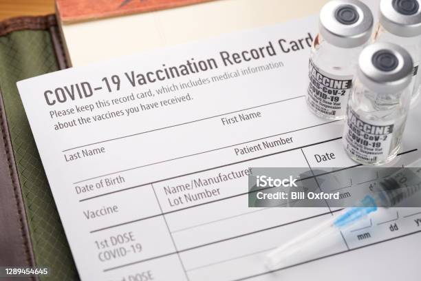 Covid19 疫苗接種記錄卡帶小瓶和注射器輝瑞現代強生 照片檔及更多 COVID-19疫苗 照片 - COVID-19疫苗, 注射疫苗, 冠狀病毒