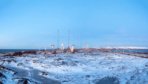 vista panoramica della stazione meteo di teriberka in inverno - arctic station snow science foto e immagini stock