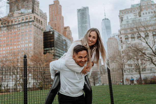 casal latino viajando em nova york - brooklyn bridge urban scene brooklyn bridge - fotografias e filmes do acervo