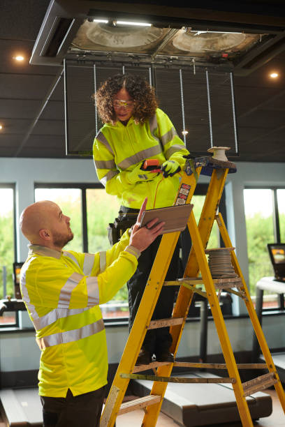 aircon team airconditioning installation in a gym train air conditioner stock pictures, royalty-free photos & images