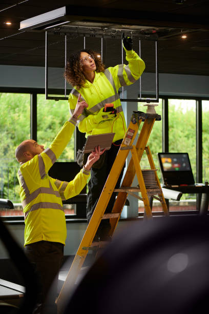 aircon team airconditioning installation in a gym train air conditioner stock pictures, royalty-free photos & images