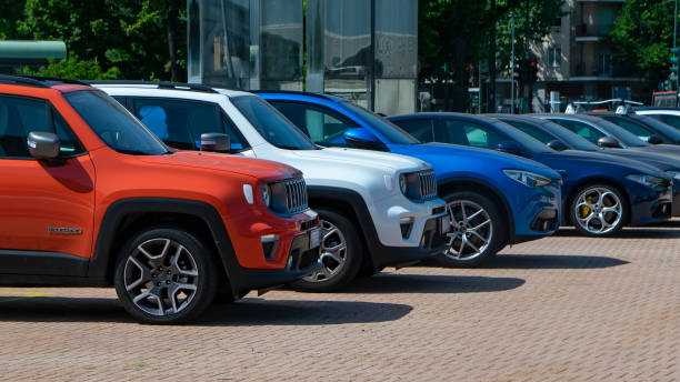 jeep und alfa romeo fahrzeuge auf einem parkplatz - editorial sports utility vehicle car jeep stock-fotos und bilder