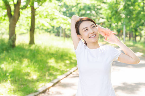 公園で運動するアジアの女性 - スポーツ レクリエーション ストックフォトと画像