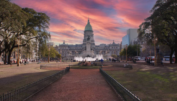 national congressional plaza, een openbaar park met uitzicht op het argentijnse congres in buenos aires - buenos aires stockfoto's en -beelden