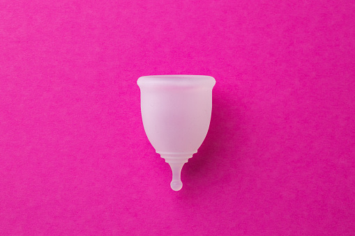Vista superior de la copa menstrual sobre el papel photo