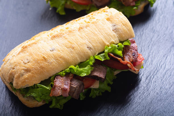 sanduíche com queijo de carne lattuce e tomate - lattuce - fotografias e filmes do acervo