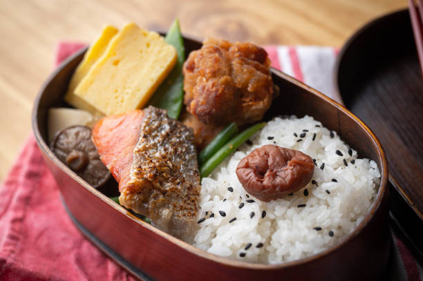 japoński styl bento w drewnianym pudełku z łososiem i smażonym kurczakiem - bento box lunch healthy lifestyle zdjęcia i obrazy z banku zdjęć