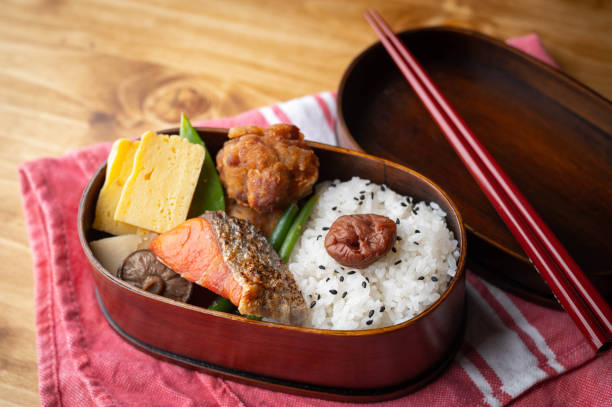 japoński styl bento w drewnianym pudełku z łososiem i smażonym kurczakiem - bento box lunch healthy lifestyle zdjęcia i obrazy z banku zdjęć