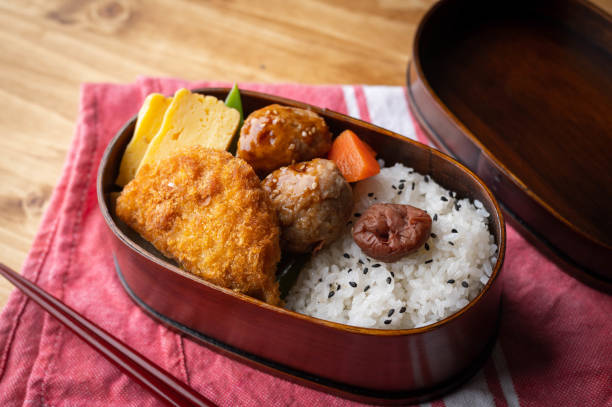 japoński styl bento w drewnianym pudełku z kulką mięsową i krokietem - bento box lunch healthy lifestyle zdjęcia i obrazy z banku zdjęć