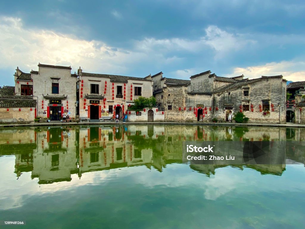 Hongcun, One of the Most Visited Huizhou Village in China Hongcun, Anhui, China-May 24, 2020: The Unesco World Heritage Site of Hongcun, is the most-visited and best-known of the Huizhou villages. It is a standout example of ancient feng shui planning, a perfect marriage of symbolism and function, predicated on a sophisticated network of waterways. Huangshan City - Anhui Province Stock Photo