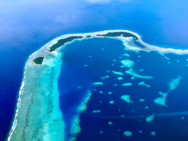 l’incroyable vue aérienne des atolls et des lagunes au-dessus de l’océan pacifique sud - guam photos et images de collection