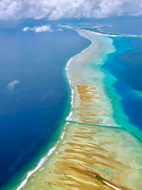 la increíble vista aérea de atolones y lagunas sobre el océano pacífico sur - guam fotografías e imágenes de stock