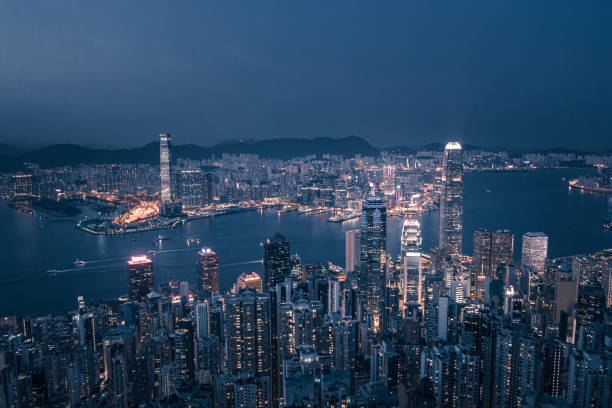 vista panoramica della baia di hong kong di notte, hong kong, cina - kowloon bay foto e immagini stock