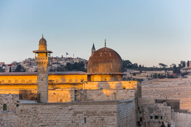 Siliver dome of Al-Aqsa Mosque under sunset in the evening, built on top of the Temple Mount, known as Haram esh-Sharif in Islam and al-Fakhariyya Minaret and wall of old city of Jerusalem, Israel. Siliver dome of Al-Aqsa Mosque under sunset in the evening, built on top of the Temple Mount, known as Haram esh-Sharif in Islam and al-Fakhariyya Minaret and wall of old city of Jerusalem, Israel. minaret photos stock pictures, royalty-free photos & images