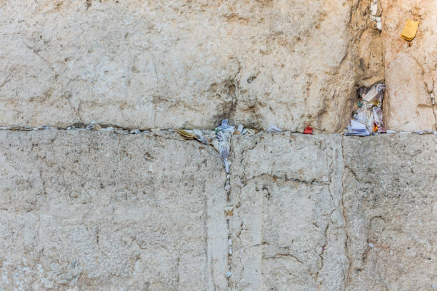 papiers pliés dans les lacunes de la brique de pierre du mur occidental, mur des lamentations, ou kotel,[1] connu dans l’islam comme le mur de buraq, un mur calcaire antique dans la vieille ville, jérusalem, israël - middle the western wall jerusalem israel photos et images de collection