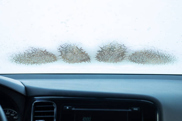 冬の凍結車のフロントガラス、車の中、冷たい温度、窓の氷を溶かし、作業気候制御。クローズアップ写真 - on the inside looking out ストックフォトと画像
