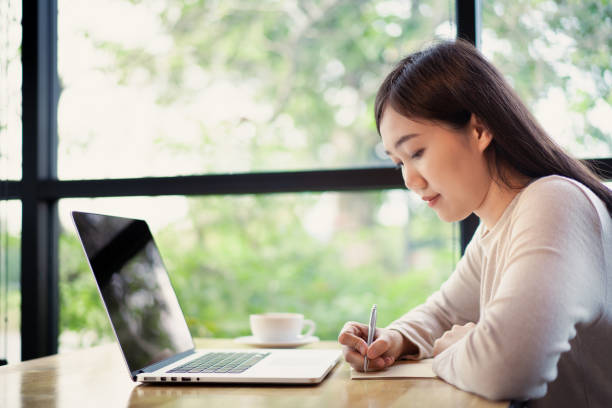 istock Asian woman working in coffee shop 1289518453