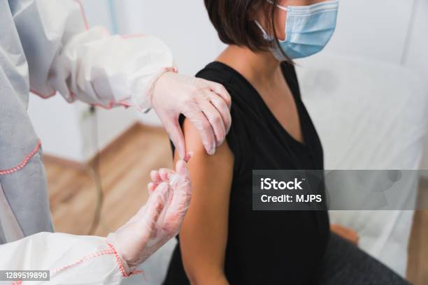 Doctor Giving A Vaccine To A Pregnant Woman Against Covid 19 Or Flu Or Whooping Cough Stock Photo - Download Image Now