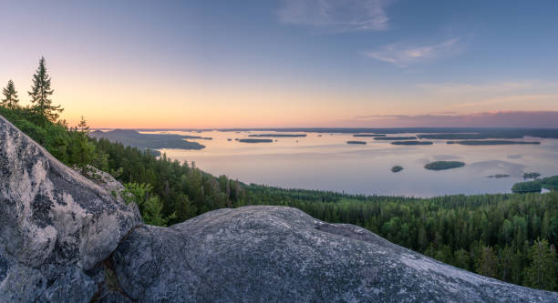 landschaft mit see und sonnenuntergang am abend in koli, nationalpark, finnland - finnland stock-fotos und bilder