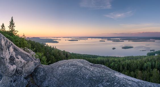 Paisaje escénico con lago y puesta de sol por la noche en Koli, parque nacional, Finlandia photo