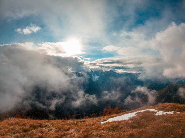 trekking in einem bewölkten herbsttag in der dolomiti friulane, friaul-julisch venetien - cloud day friuli venezia giulia pine tree stock-fotos und bilder