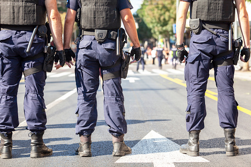 Agentes de policía de guardia durante la protesta callejera photo