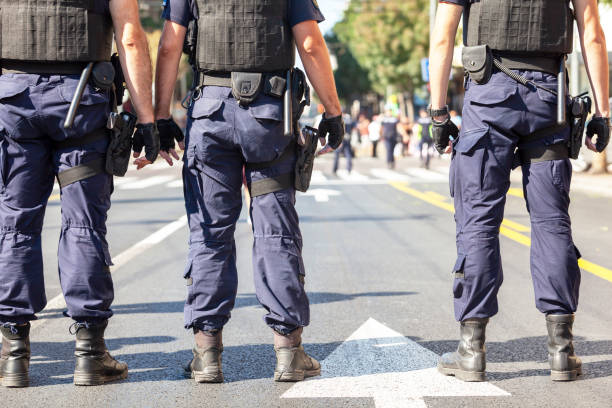 agenti di polizia in servizio durante protesta in strada - counter terrorism foto e immagini stock