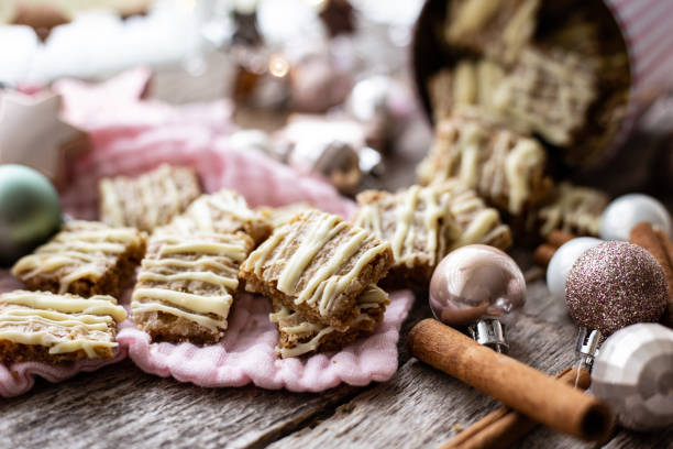 biscoitos spekulatius com chocolate branco em pano rosa - bakery baked biscuit sweet food - fotografias e filmes do acervo
