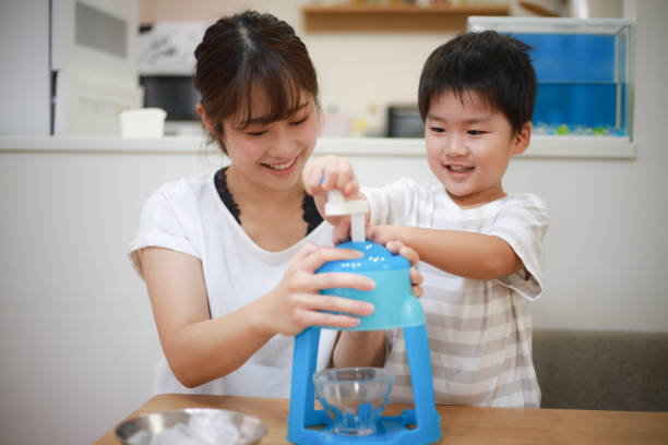 istock Parents and children making shaved ice 1289551056