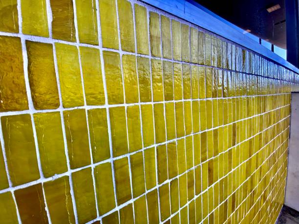 tuiles jaunes de mur - abstrait - wall tiles photos et images de collection