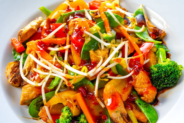 pollo agridulce con arroz y verduras - chopsticks rest kitchen utensil dishware horizontal fotografías e imágenes de stock